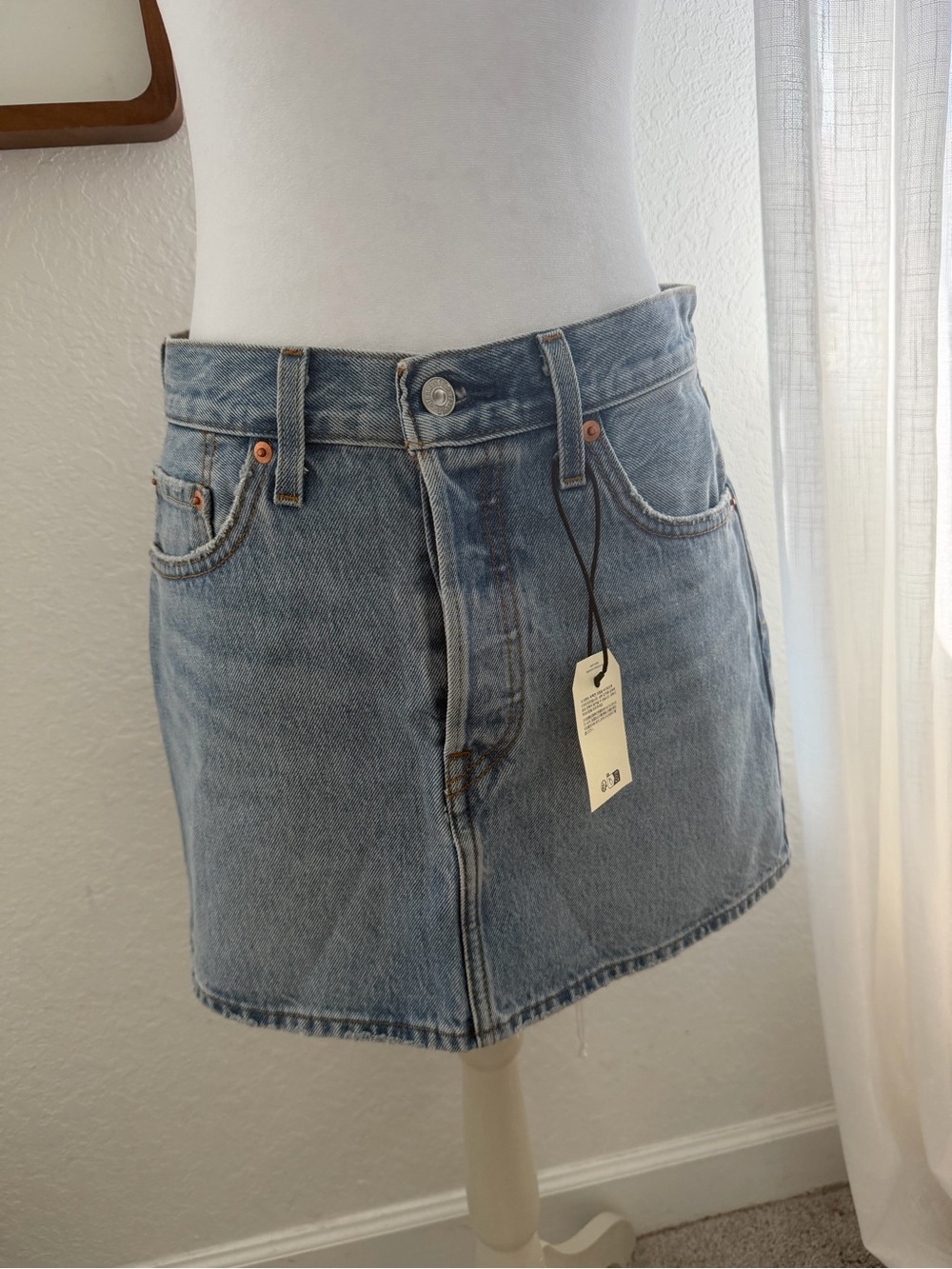 NWT Levi’s Icon Light Wash Denim Mini Skirt Size 27